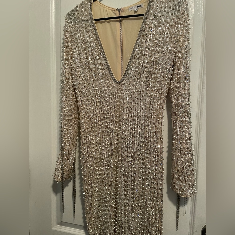 Pearls dress with wrist details!